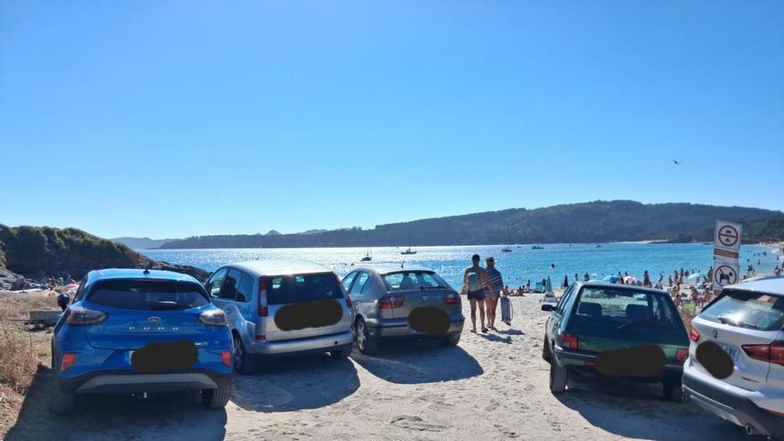Medio Ambiente ha impuesto medio centenar de multas en lo que va de verano por aparcar en las dunas de Nerga y Viñó, y en otros espacios de Red Natura en Cangas