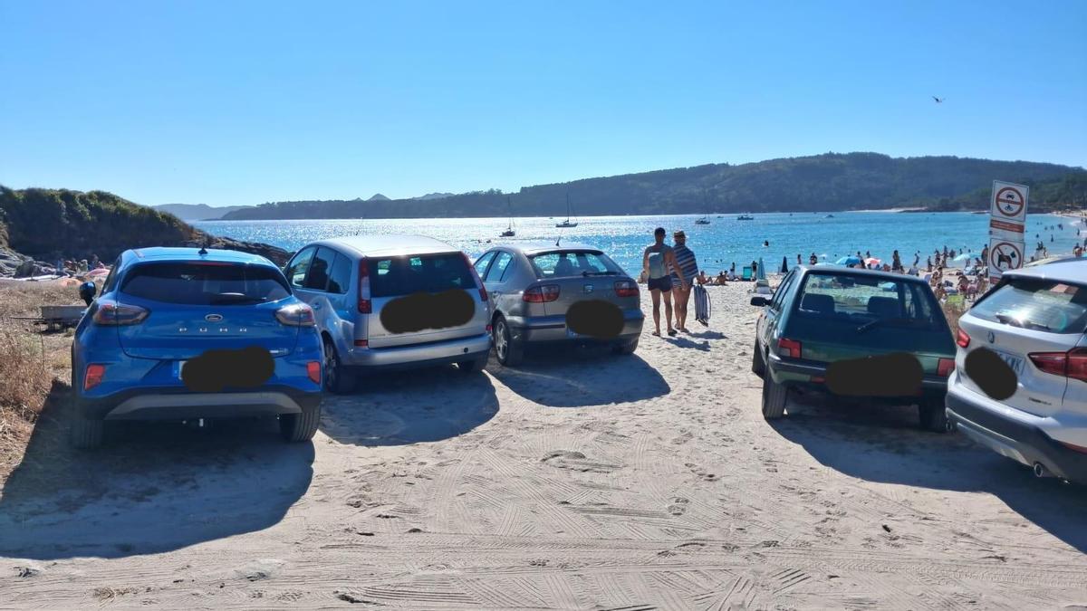 Vehículos estacionados irregularmente en la playa de Nerga esta semana, y sancionados por el inspector de Medio Ambiente.