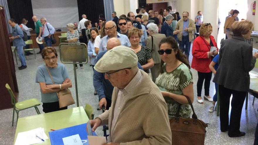 Votantes, en una mesa electoraL de Sagunt, esta mañana.