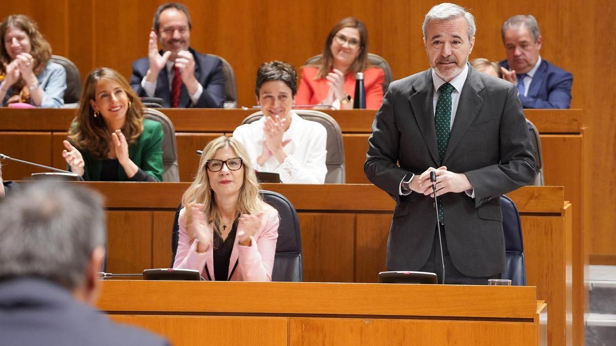 El presidente de Aragón, Jorge Azcón, responde a la pregunta del PSOE este viernes en el pleno.
