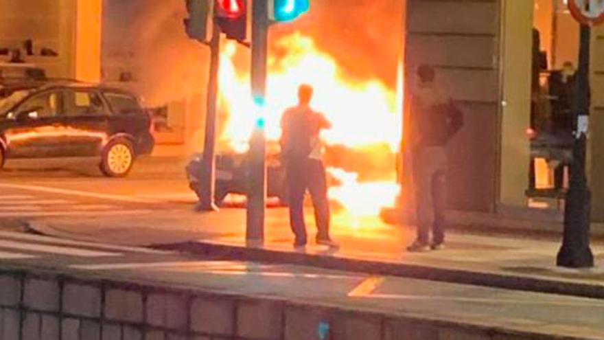 Un padre y su hijo se salvan por minutos del incendio de su coche en A Coruña