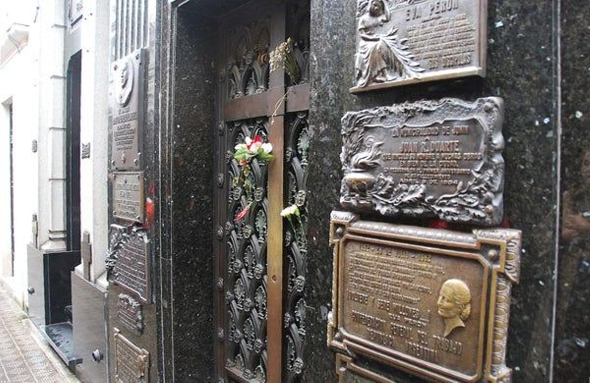 Evita Perón está enterrada en un panteón familiar escondido en un callejón de uin gran cementeri