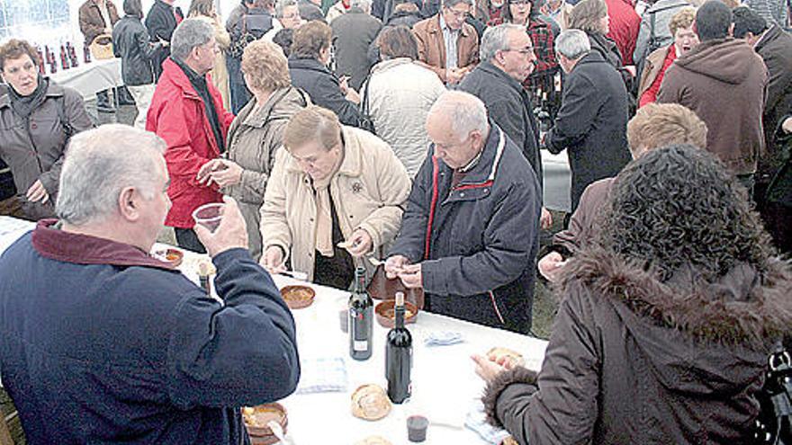 Centenares de personas se dieron cita en Forcarei para degustar su plato típico.