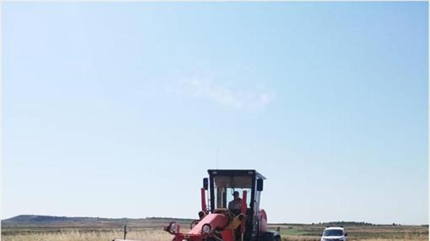Las máquinas de la DPZ reparan los caminos rurales
