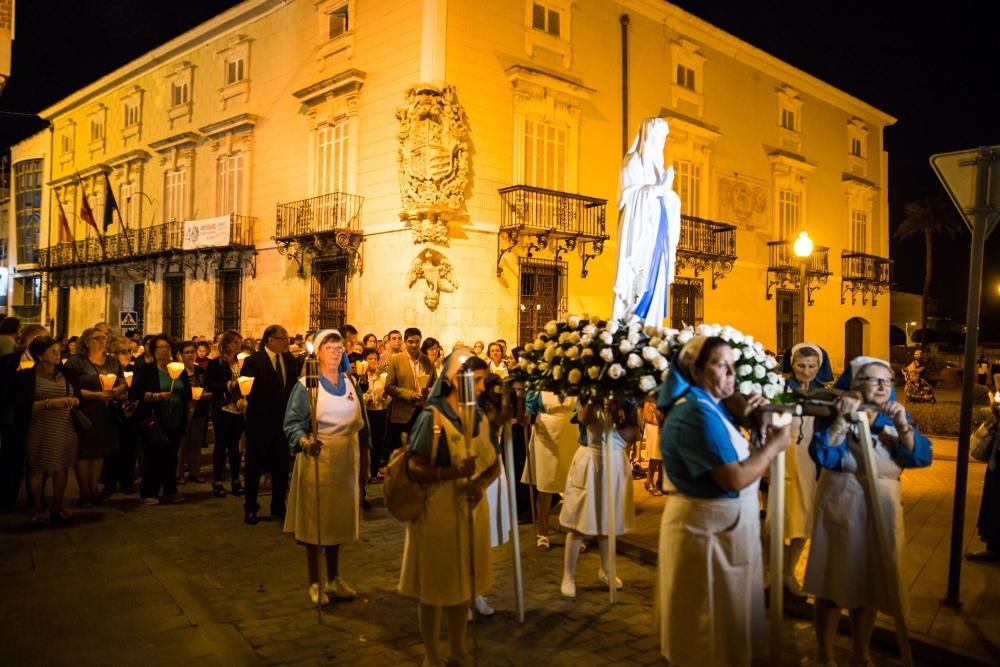 Decenas de personas reciben las reliquias de Santa Bernadette con esperanza de buscar curación o alivio a sus males en la Santa Iglesia Catedral de Orihuela