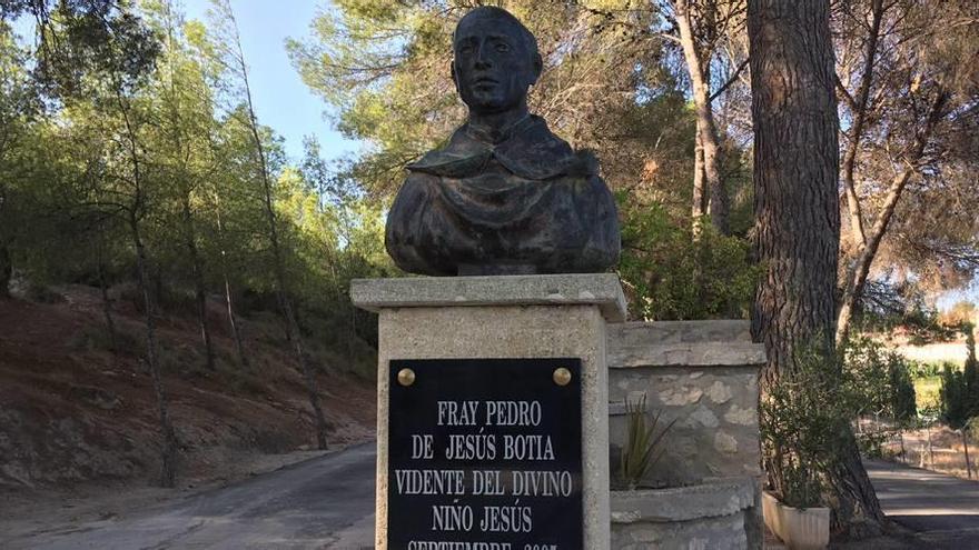 Monumento de homenaje a Fray Pedro Botía en la explanada de la ermita del Niño del Balate.