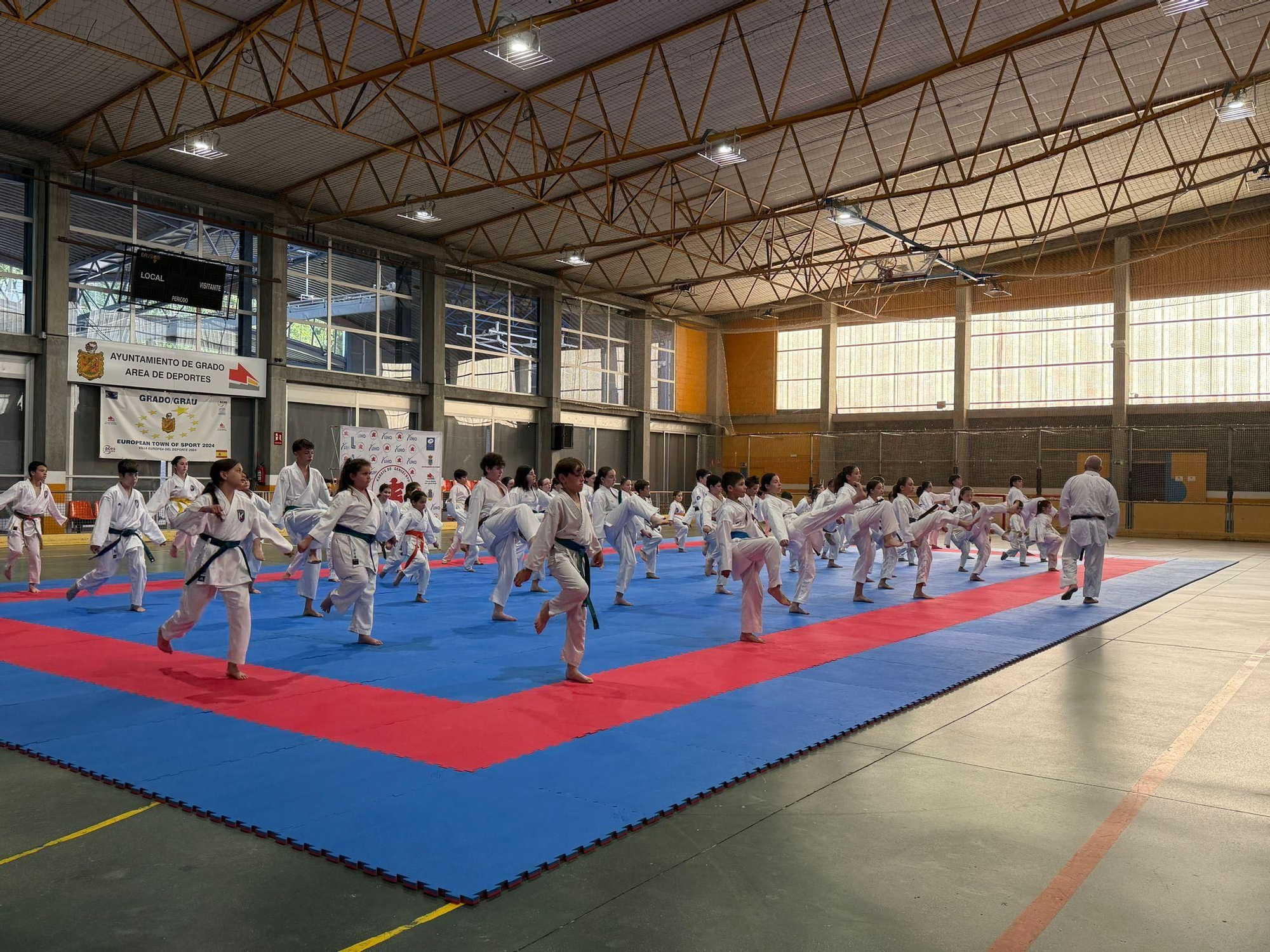 Los karatecas del Gimnasio Lino cierra temporada con una exhibición abierta en Grado