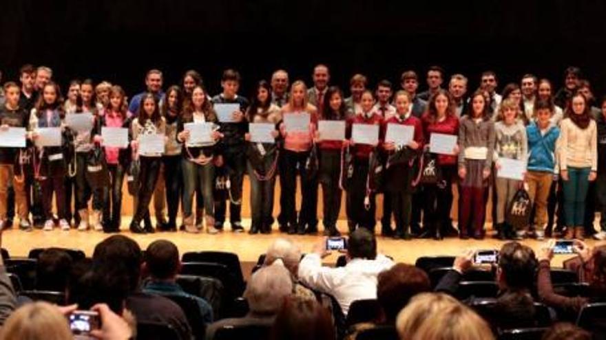 Los estudiantes homenajeados ayer en Benidorm, junto a representantes municipales y de los distintos centros docentes.