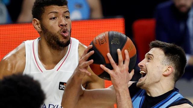 Un momento del partido entre el Real Madrid y el Estudiantes