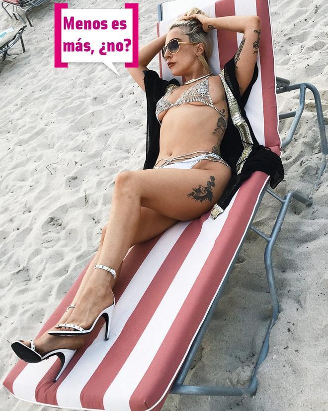 Lady Gaga sencilla en la playa en noviembre