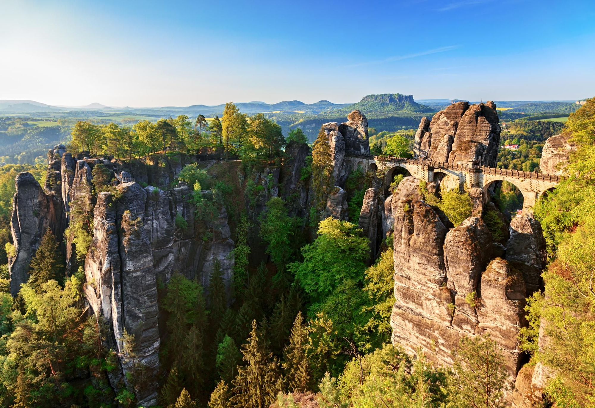 Vistas al puente de Bastei en la Suiza sajona