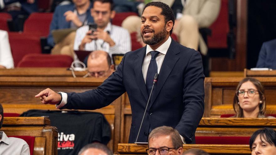 Vox dice estar en una "nueva fase" en las negociaciones con el PP pero exige a Feijóo no poner "palos en las ruedas"