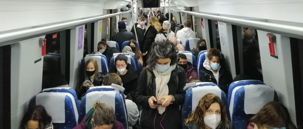 Usuarios del tren, durante un trayecto reciente.