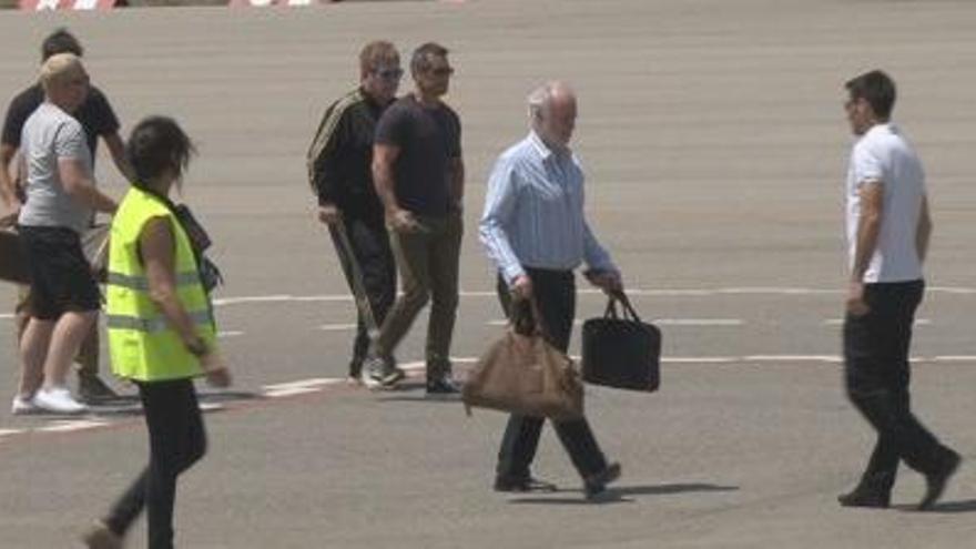 Elton John aterra amb un jet privat a l&#039;aeroport de la Seu