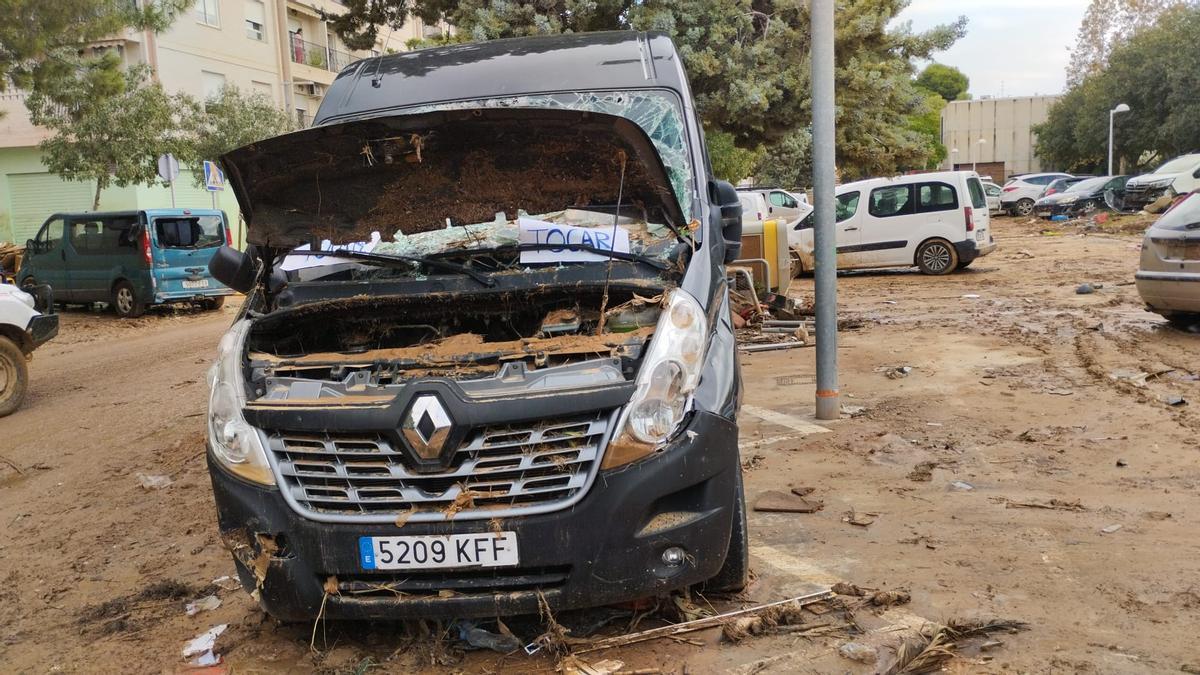 Estado en el que está la furgoneta aparcada en Catarroja.