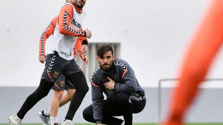 Jesús Ramos siguiendo un entrenamiento del Pontevedra en el campo de A Seca, en Poio. // Gustavo Santos