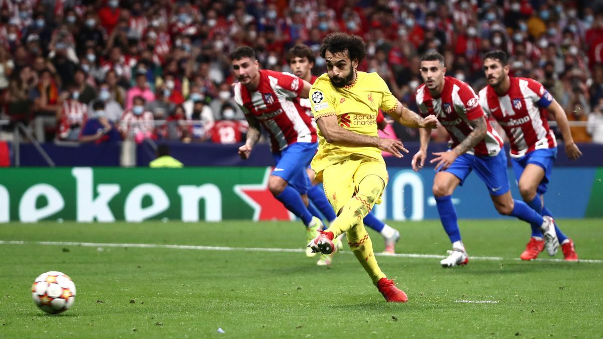 Mohamed Salah marca de penalti el tercer gol del Liverpool en el Metropolitano.