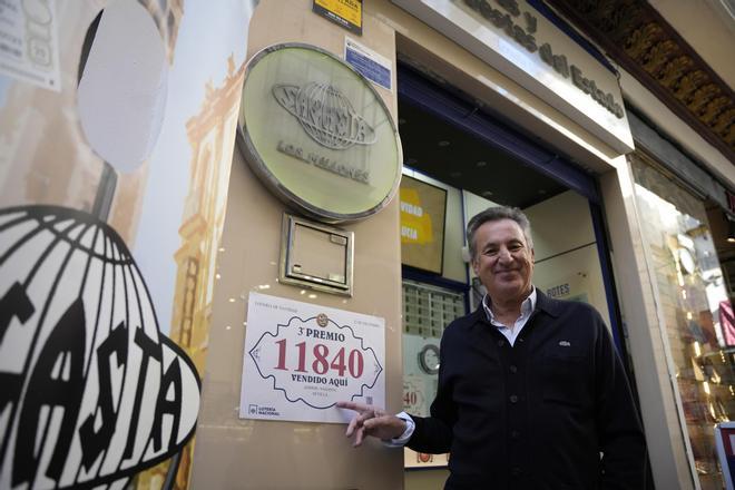 El propietario de la administración de la calle Sagasta, Ricardo Ruiz, que ha vendido el tercer premio de la Lotería de Navidad, el número 11840. A 22 de diciembre de 2024, en Sevilla (Andalucía, España).