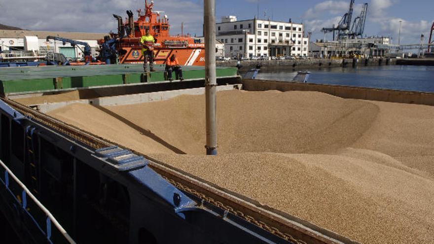 Dos imágenes del sistema de tuberías que utiliza Silos Canarios para la carga y descarga de un buque cargado de cereal en el puerto de La Luz. El operativo apenas necesita de trabajadores.