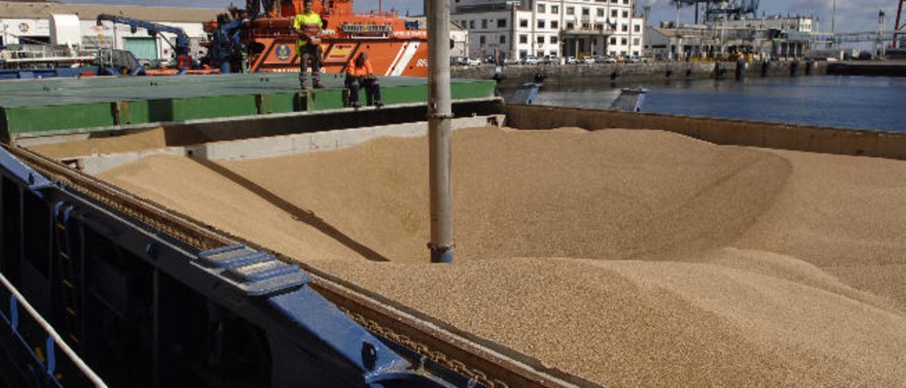 Dos imágenes del sistema de tuberías que utiliza Silos Canarios para la carga y descarga de un buque cargado de cereal en el puerto de La Luz. El operativo apenas necesita de trabajadores.