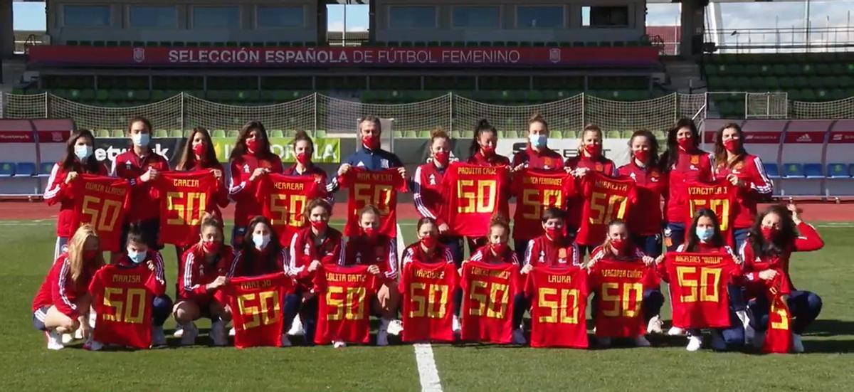 Las jugadoras recibieron un homenaje por parte de la RFEF