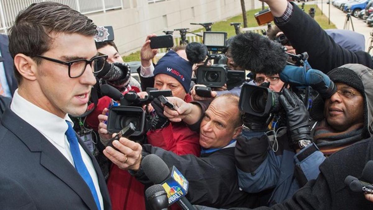 Phelps atiende a la prensa tras oír la sentencia.
