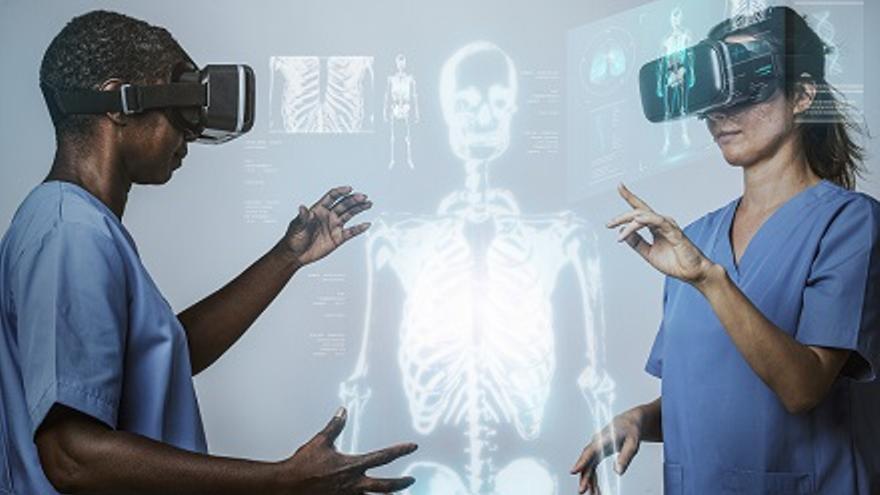 Médicos llevando una VR simulation con teconología médica de hologramas.