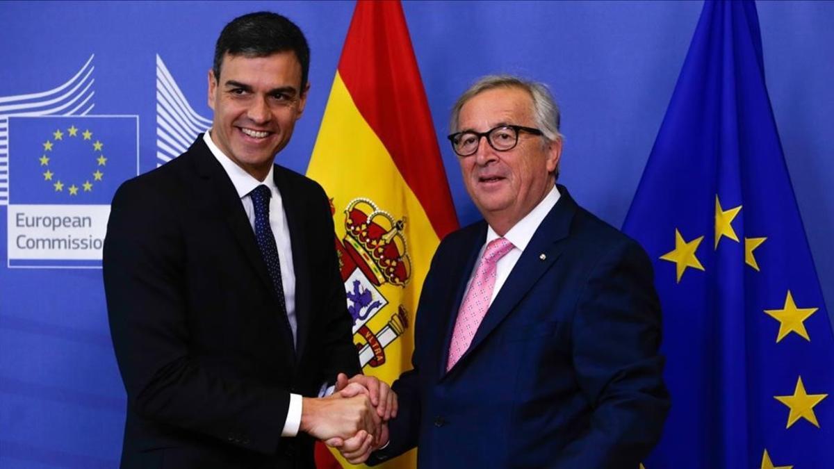 Sánchez y Juncker se saliudan antes de la reunión que han mantenido previa a la cumbre de la UE.