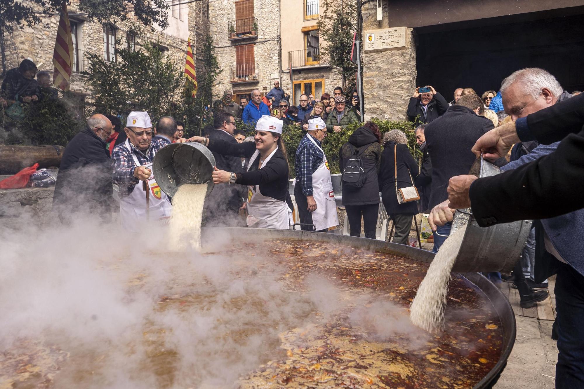 Bagà cuina el seu popular arròs per 2.500 persones