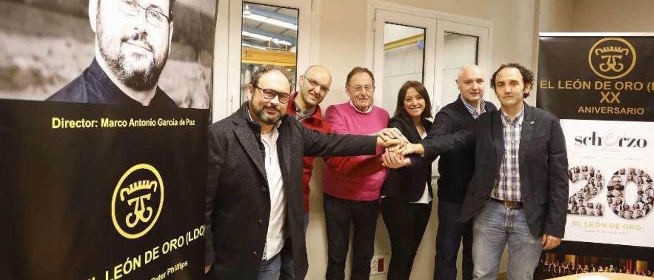 Por la izquierda, Marco Antonio García de Paz, Vicente Fernández, Agustín Fernández, Elena Rosso, Luis Fernández y Marcos Fernández, ayer, en la sede de Excade, en Gijón.