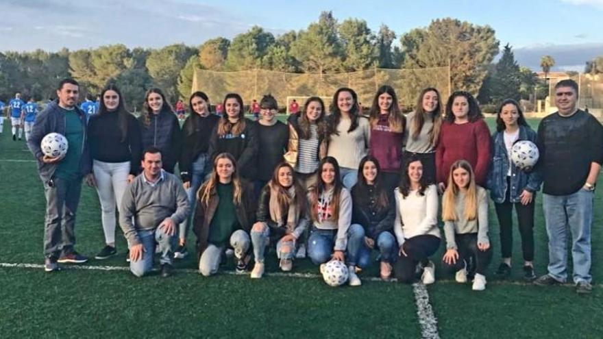 Concejales de Lloret de Vistalegre compran con su dinero balones al equipo de fútbol femenino