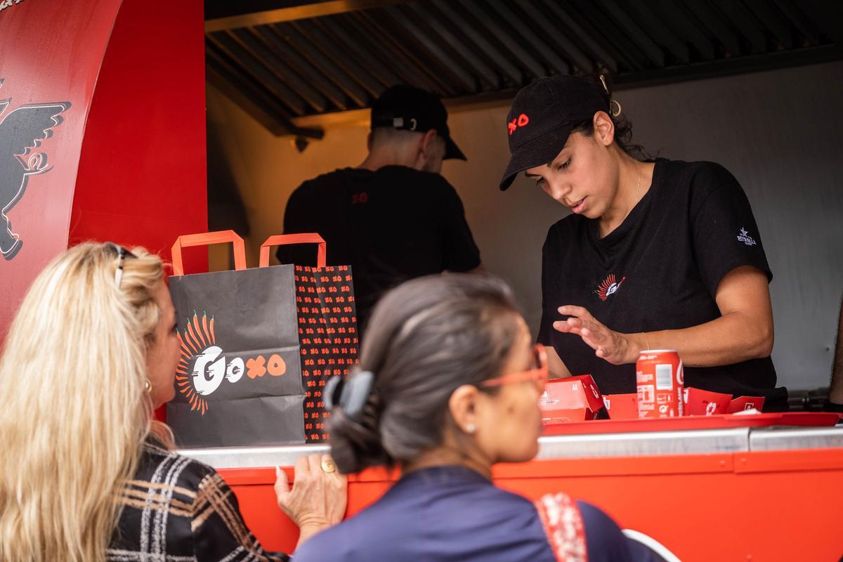 Colas en el estreno en Tenerife de GoXo, la food truck de Dabiz Muñoz