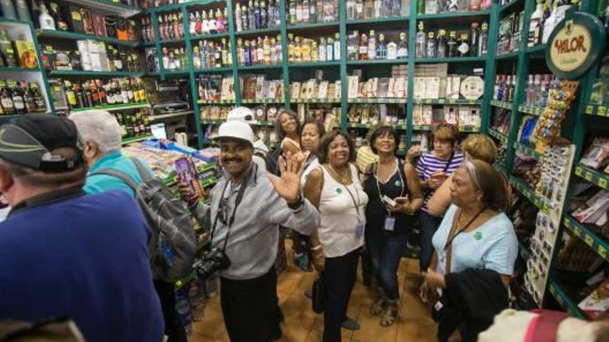 Una tienda junto al Ayuntamiento donde los cruceristas compraron productos típicos como turrón.