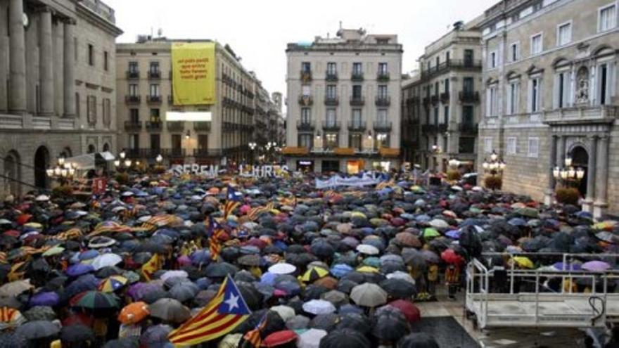 Manifestaciones ante los Ayuntamientos catalanes