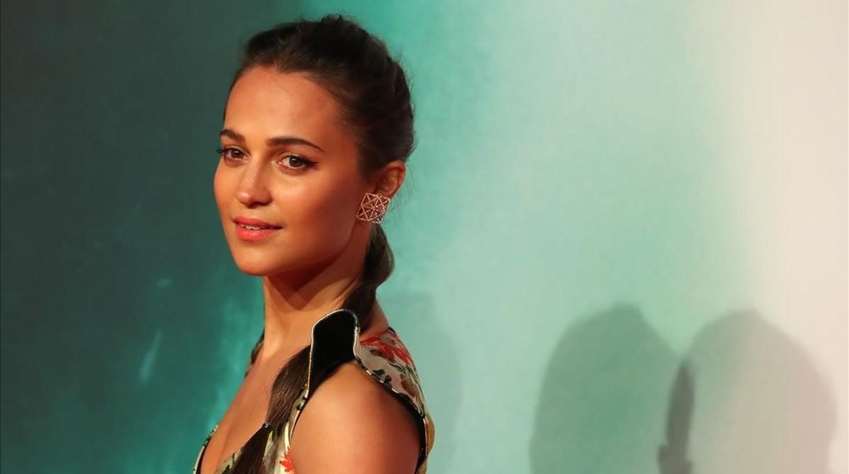 undefined42424726 swedish actress alicia vikander poses on the red carpet upon180313122357