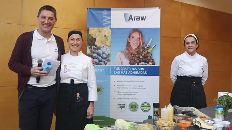 Daniel Mulas (SIPCAM Iberia) junto a la Chef Gabriela Tassile acompañada de Reyes Bustamante.