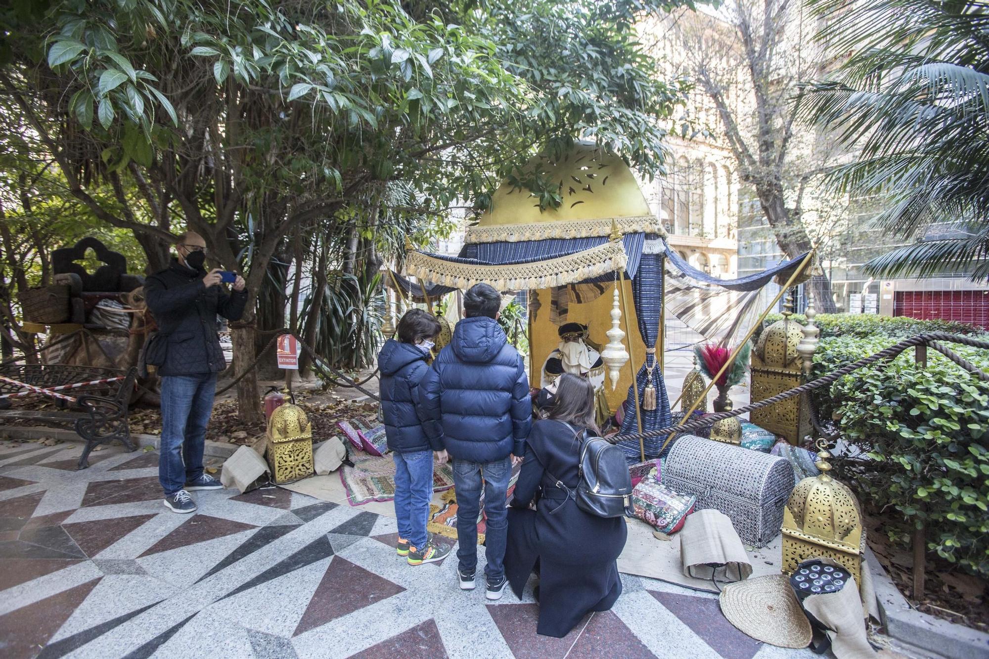 Campamento de los mensajeros reales en la plaza de Gabriel Miró