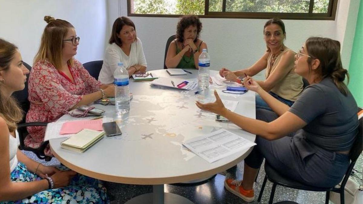 Charín González, de Educación –derecha–, y la concejala de Anaga (a su lado).