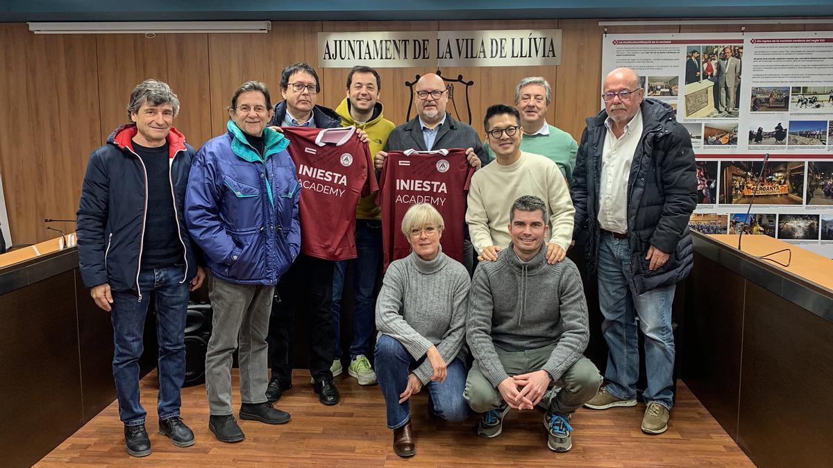 Representants de l'Ajuntament de Llívia i de l'Iniesta Academy