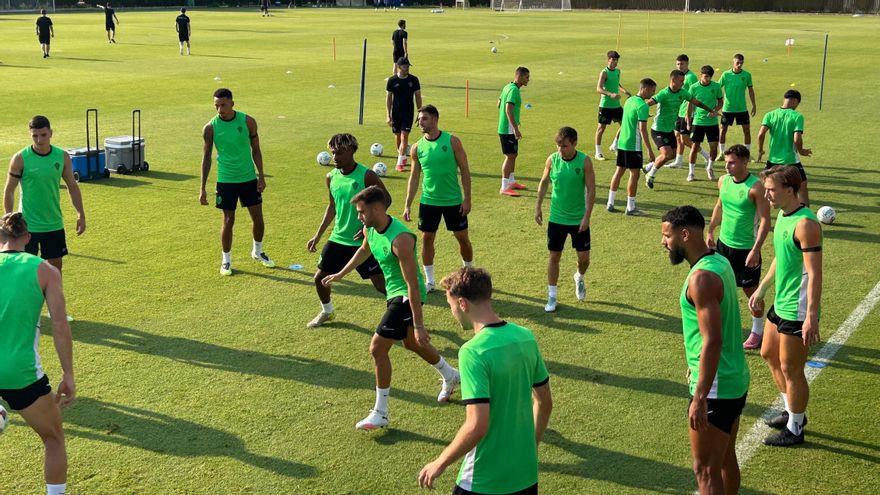 El Elche se ejercita en el Díez Iborra con la ausencia de Josan