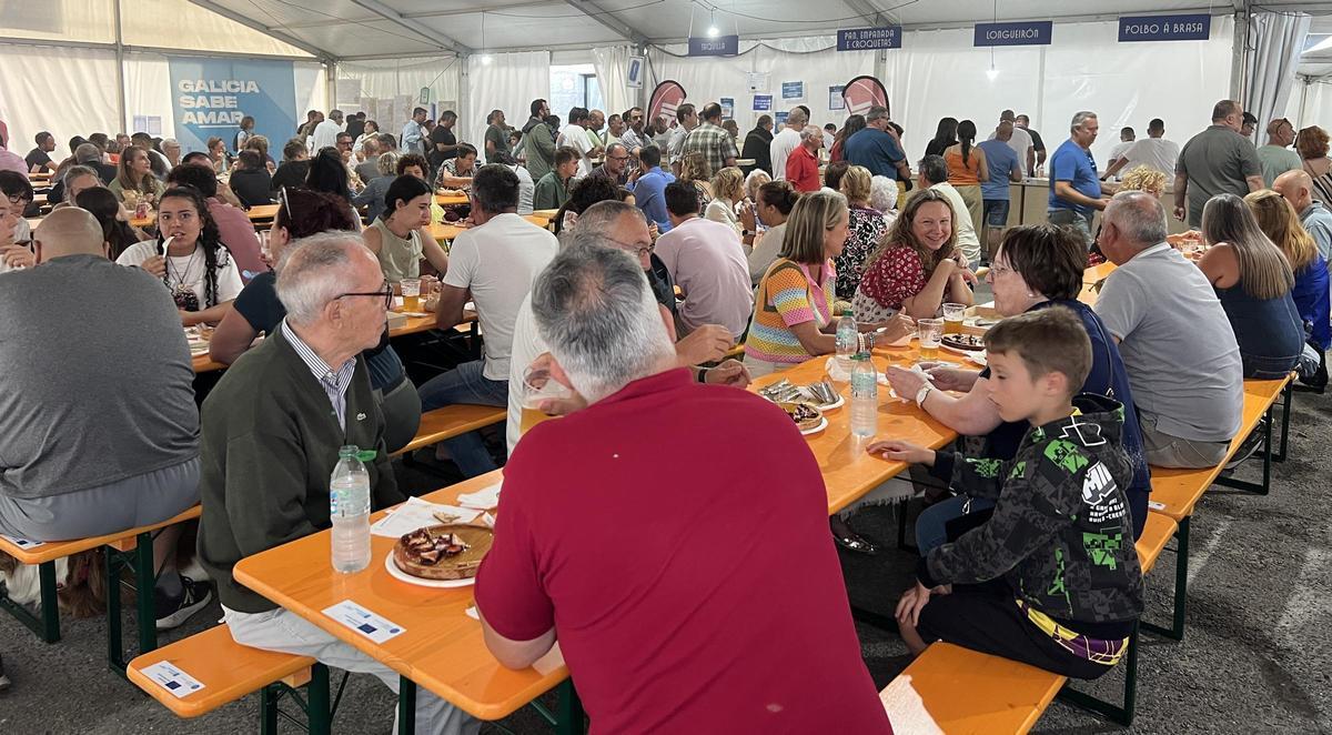 Comensales en las jornadas del pasado año en Corcubión.