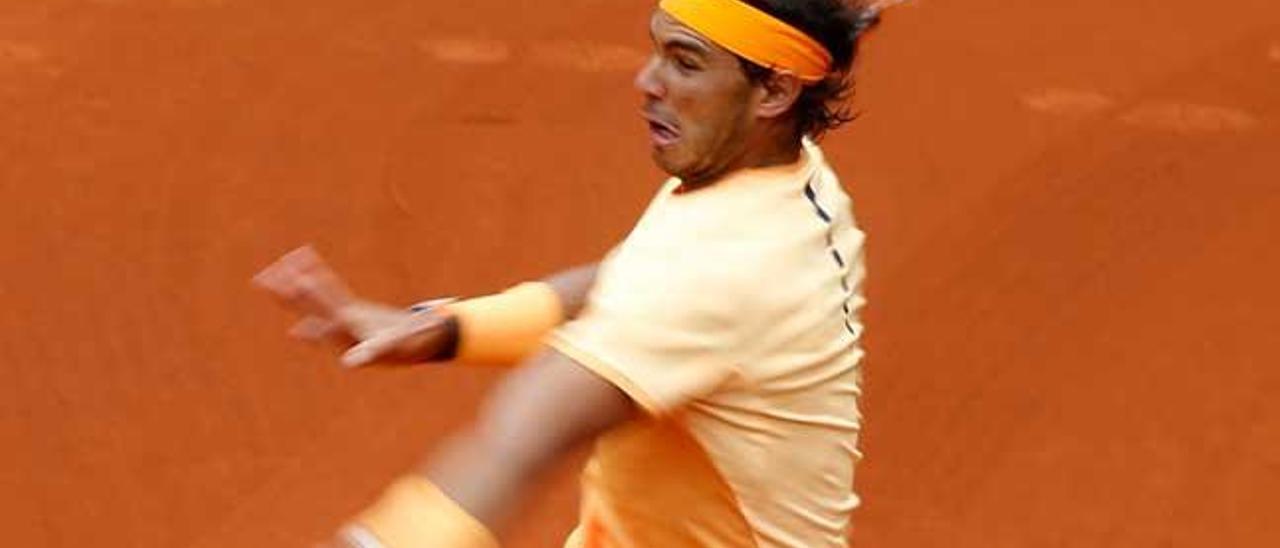 Nadal golpea de derecha ante Murray.