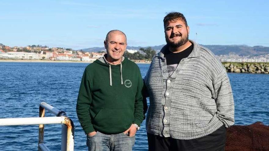 Manolo Camaño y Óscar Reina, ayer en el muelle de Cangas. // G.Núñez