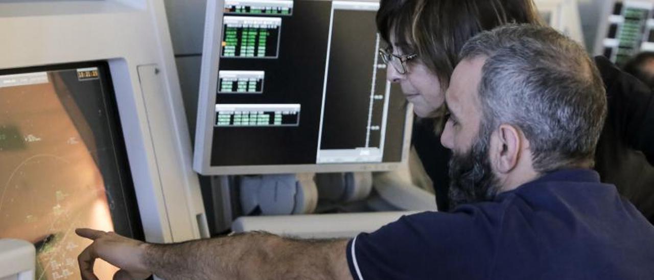 Trabajadores ante el simulador de vuelos, en el Centro de Control de Palma, en el aeropuerto.  | B.RAMON