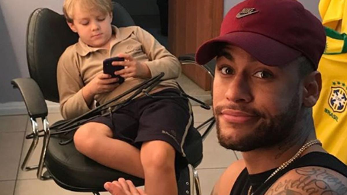 Neymar, durante la grabación del evento, con su hijo