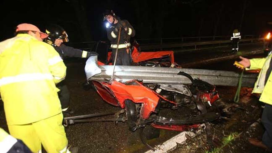 Un joven queda atrapado en su coche tras salirse de la vía en Ponteareas