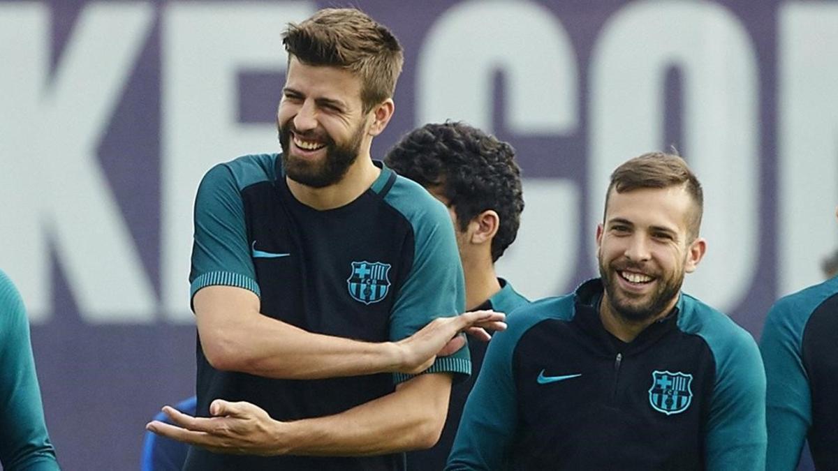 Gerard Piqué se ríe en el entrenamiento del Barça previo al encuentro frente a la Juventus de la Champions.