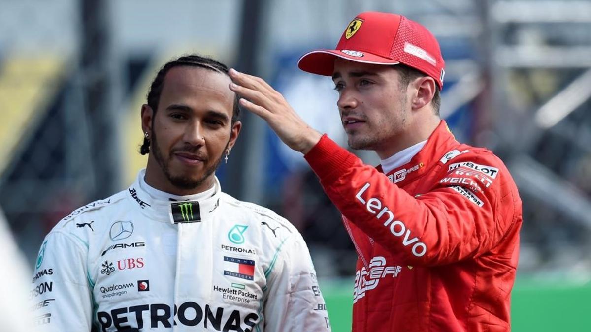 Charles Leclerc (Ferrari) charla con Lewis Hamilton (Mercedes), hoy, en Monza.