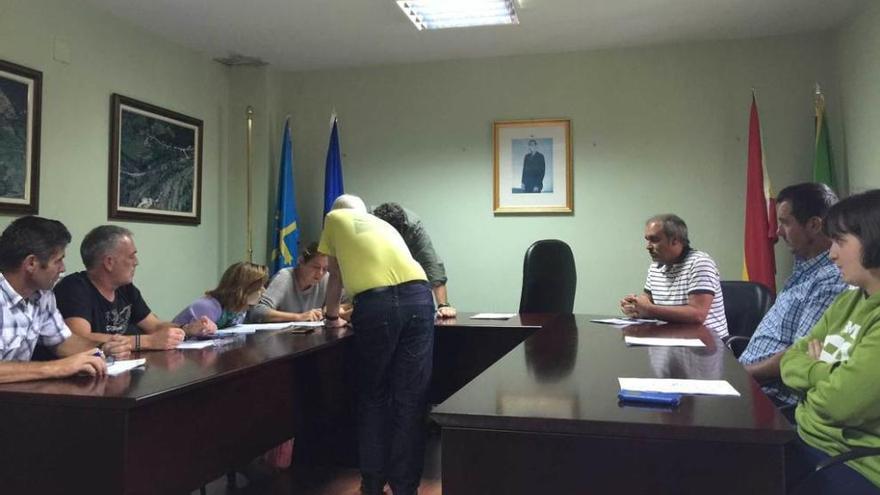 La Corporación de Amieva revisa con un vecino las facturas del último año, ayer, en Precendi.