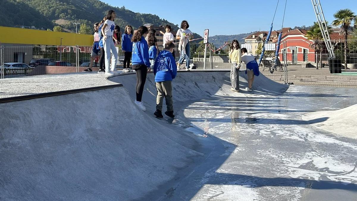 Varios niños, componentes del Consejo de la Infancia, en el "skate park", este jueves.